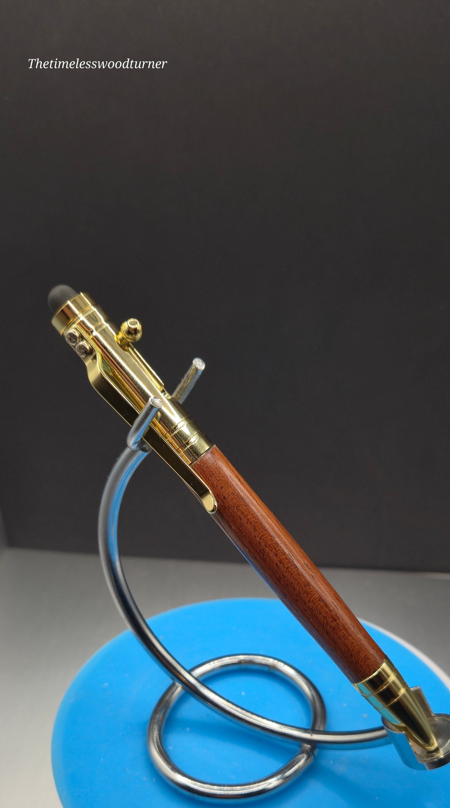 Bolt action pen